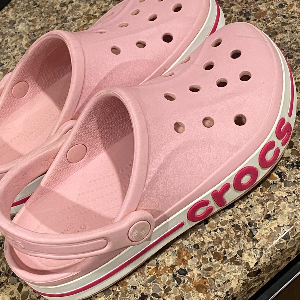 Women’s pink crocs size 6